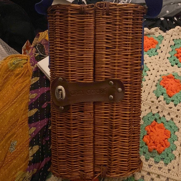 Grey Goose wine/bottle holder in leather & wicker. Great for romantic picnics! - Picture 4 of 8
